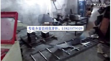 電水壺扇形料自動(dòng)化開(kāi)料，MT料架收放料，兩臺(tái)NC送料機(jī)，兩臺(tái)沖床連線(xiàn)自動(dòng)化開(kāi)料