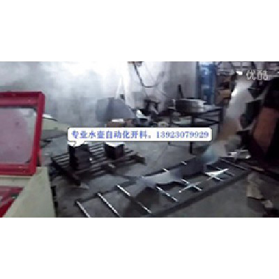 電水壺扇形料自動(dòng)化開(kāi)料，MT料架收放料，兩臺(tái)NC送料機(jī)，兩臺(tái)沖床連線(xiàn)自動(dòng)化開(kāi)料